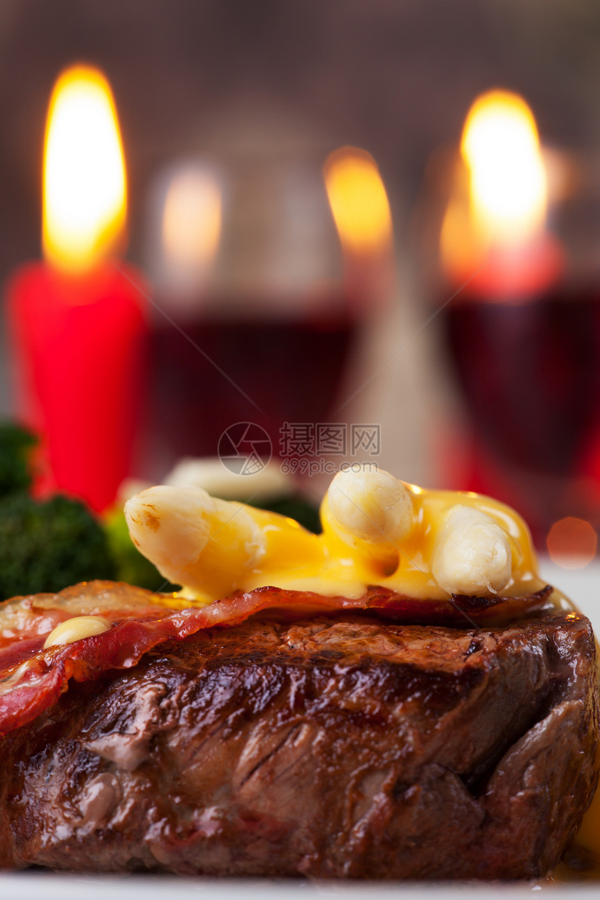 烤牛排加羊肉红色午餐蜡烛肉汁杏仁玻璃烧烤蔬菜牛肉熏肉图片
