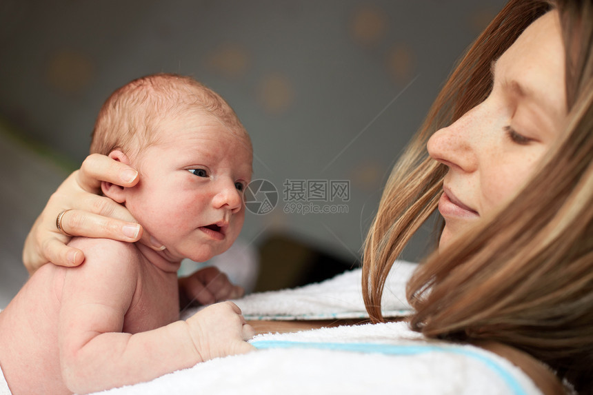 年轻的高加索母亲及其新生的男婴图片