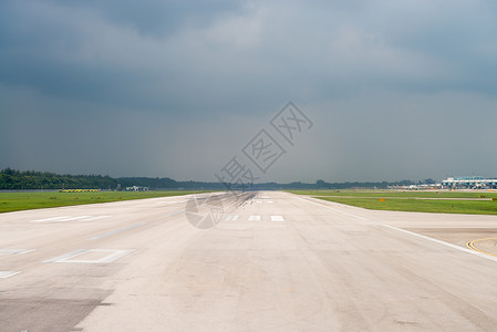 风暴雨下机场跑道背景图片