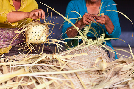 巴厘妇女做篮子供菜高清图片