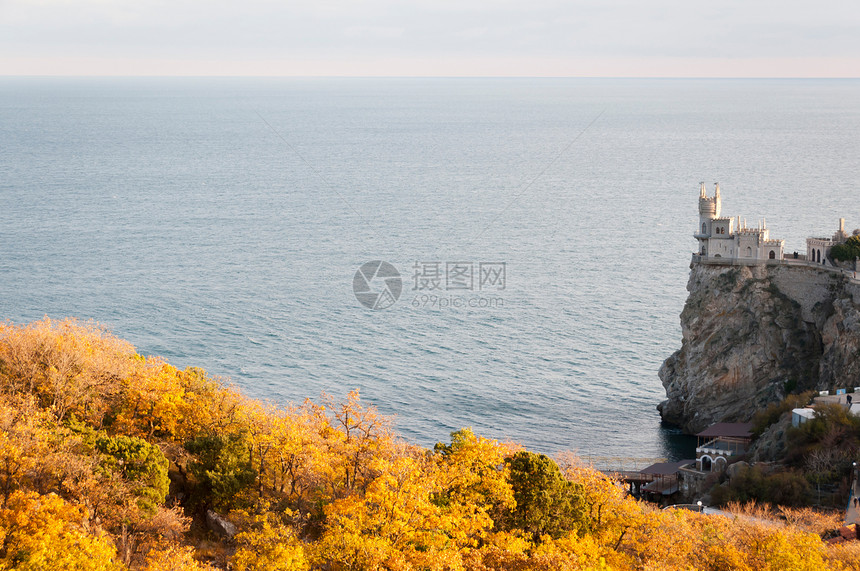 斯瓦洛的巢穴 乌克兰克里米亚阳台建筑顶峰旅行吸引力旗帜石头游客城堡海岸图片