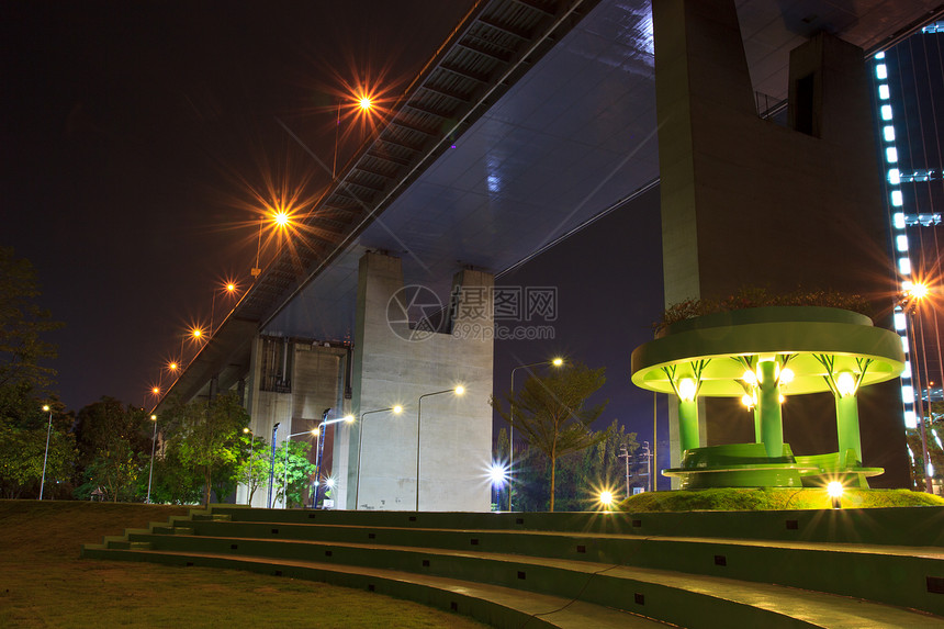 夜间泰国Rama XIIII桥5反射日落摩天大楼游客天空地标城市建筑学景观办公室图片