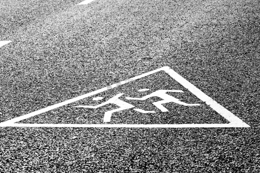 警告道路标志  注意儿童沥青学生街道车道穿越地面划分旅行男生行动图片