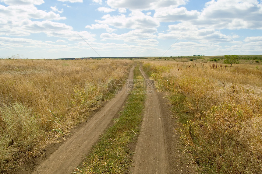 步行两步杂草草原土地远景地平线天空耕作白色绿色乡村图片