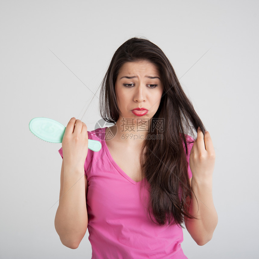 惊吓的女士在梳子上掉头发情绪医疗护理压力损失医学配饰长发个人女性图片