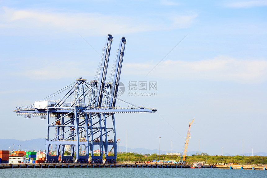 大型工业港口出口商业蓝色船厂支撑货轮船运全球贸易贮存图片