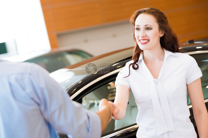 妇女与汽车推销员握手黑发女孩工程师头发驾驶车辆司机问候语人士棕色图片