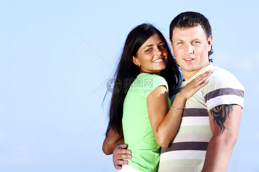 在天空中拥抱成人微笑情人家庭男性女性季节妻子牙齿蓝色图片