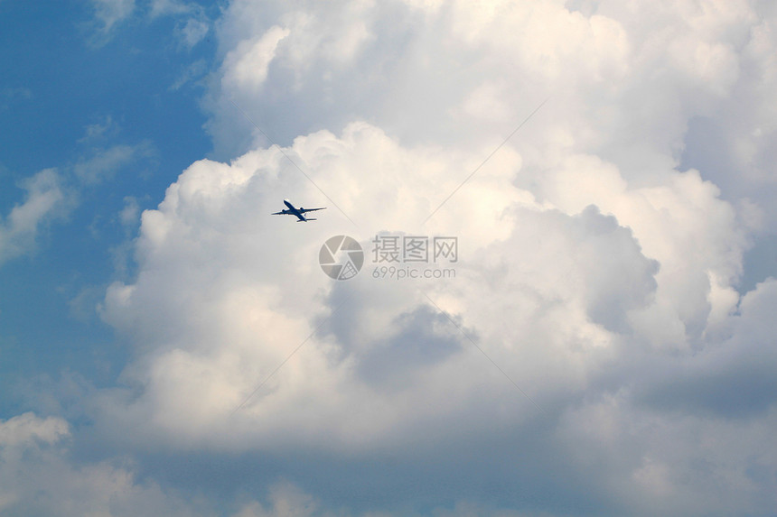 在天空中的平面上蓝色白色图片