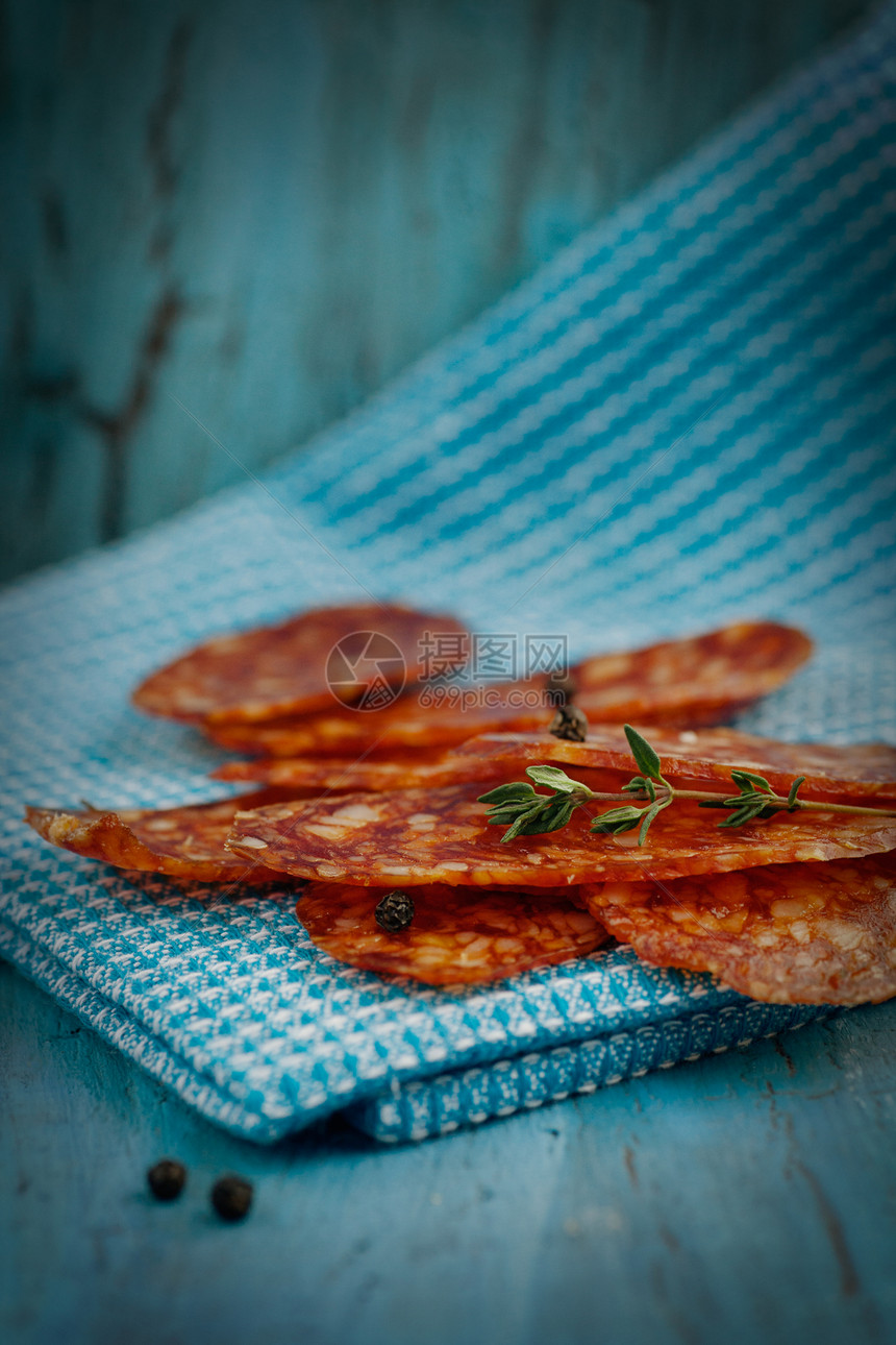 香肠猪肉食物盘子火腿蓝色乡村木板熏肉早餐熏制图片