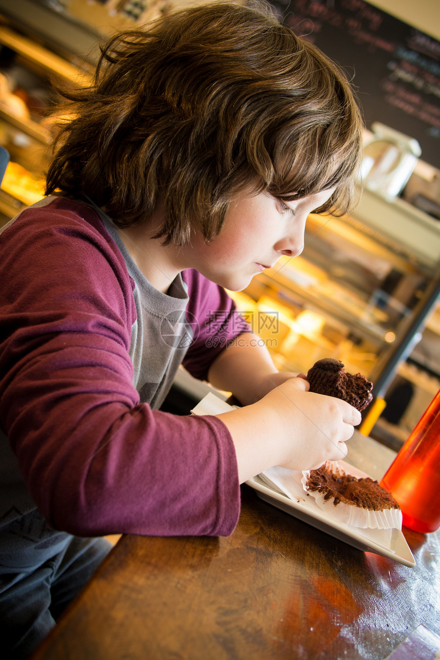男孩吃蛋糕餐厅甜点男性巧克力男生童年孩子图片