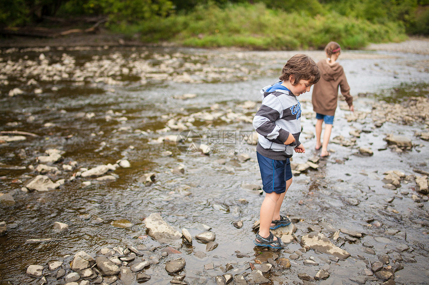 在河流中玩耍的儿童男性岩石姐姐兄弟女性童年女孩家庭孩子图片