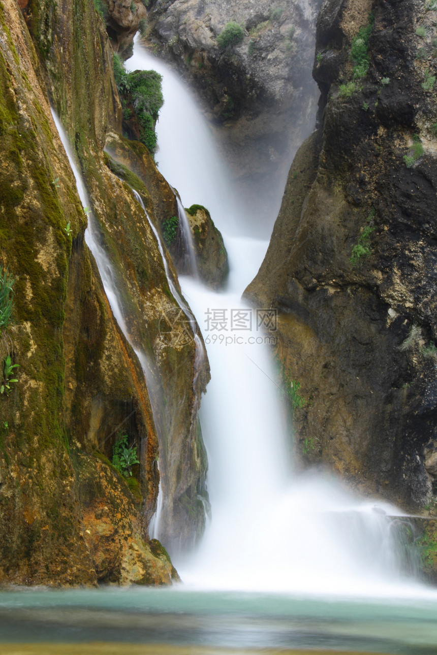 瀑布落到河中绿色溪流岩石叶子假期热带运动旅行风景公园图片