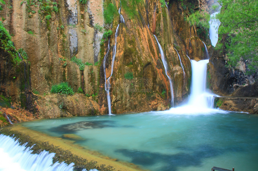 瀑布落到河中岩石叶子运动森林绿色旅行丛林风景溪流公园图片