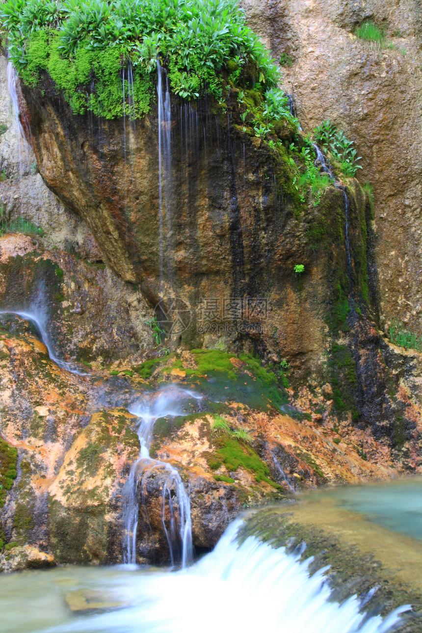 瀑布落到河中旅行荒野公园假期叶子岩石绿色热带运动溪流图片