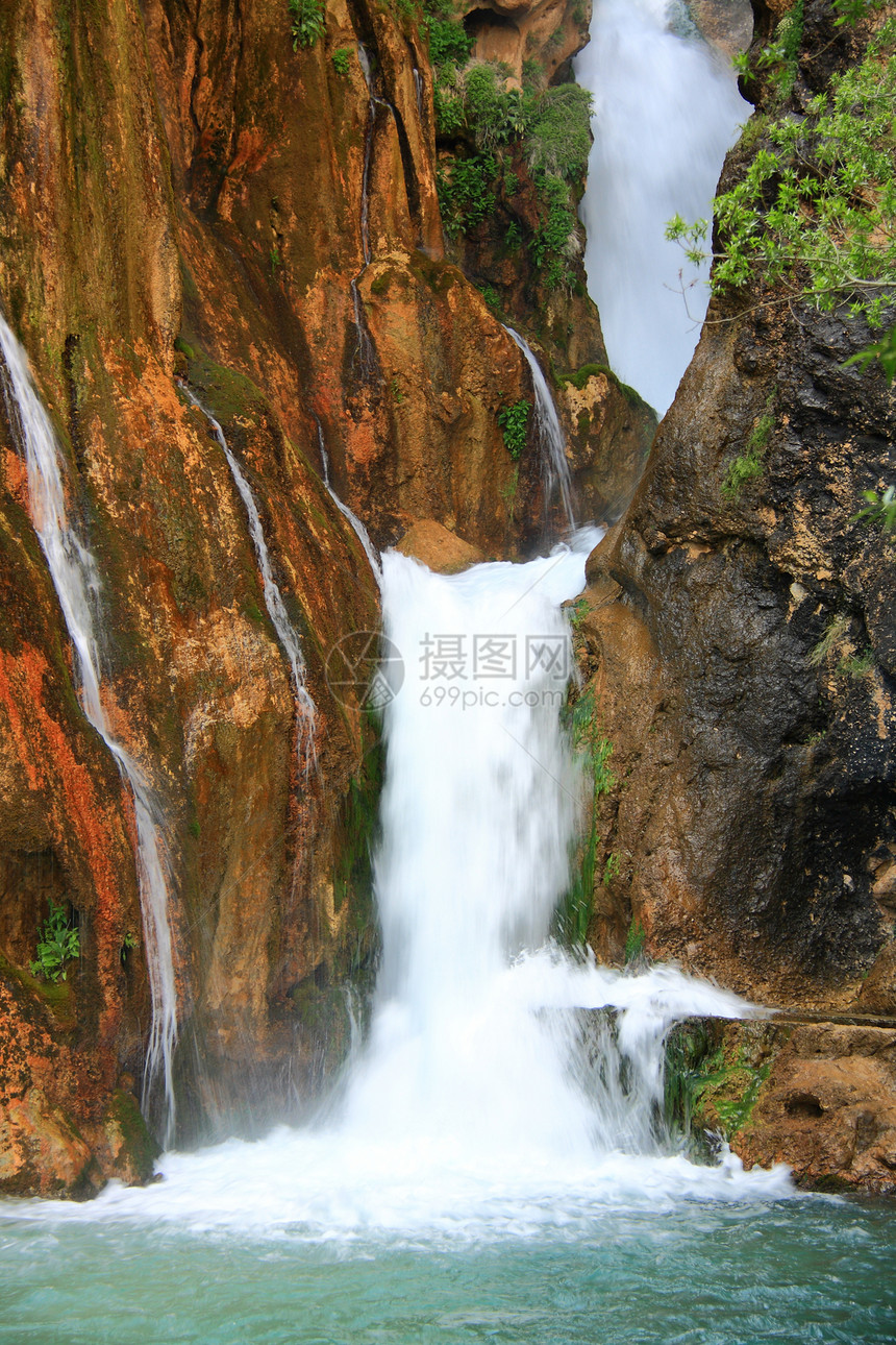 瀑布落到河中绿色叶子丛林热带风景岩石公园溪流荒野旅行图片
