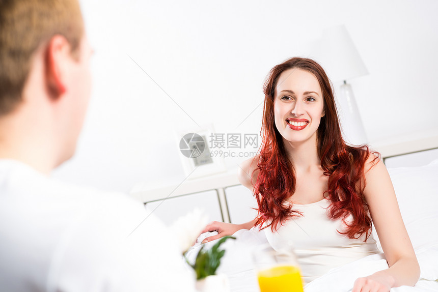 男人把他女朋友的早餐带到床上来成人女性家庭丈夫闲暇黑发男性卧室杯子幸福图片