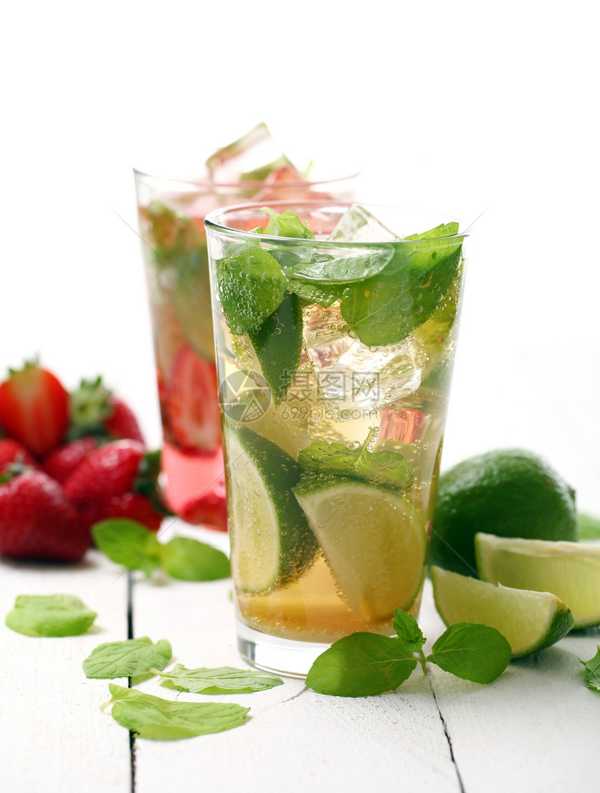 新鲜美味的草莓和薄荷莫吉托热带果汁立方体饮料派对玻璃草本植物柠檬水果苏打图片