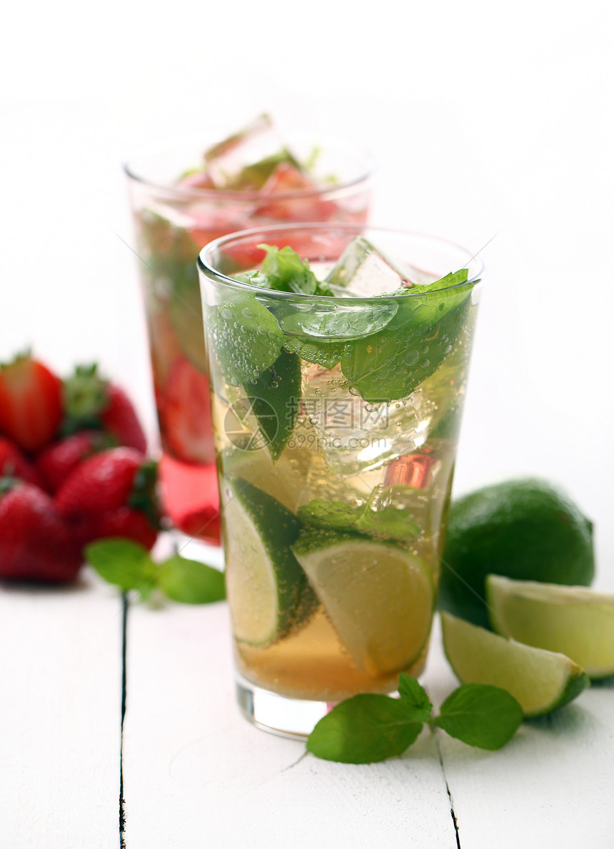 新鲜美味的草莓和薄荷莫吉托柠檬果汁浆果草本植物派对叶子饮料苏打热带玻璃图片