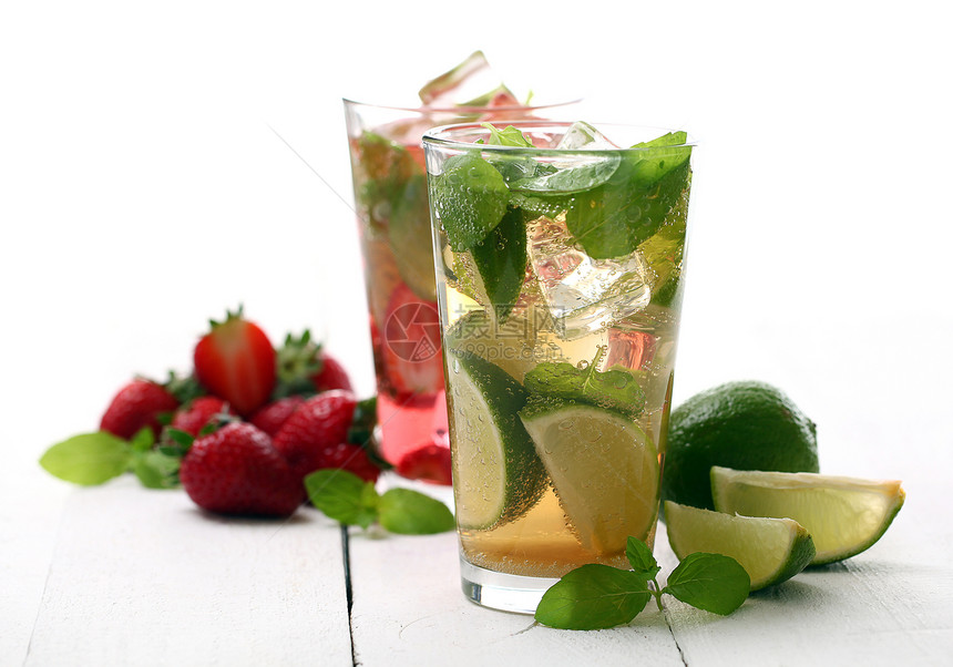 新鲜美味的草莓和薄荷莫吉托饮料立方体水果草本植物玻璃苏打果汁柠檬叶子热带图片
