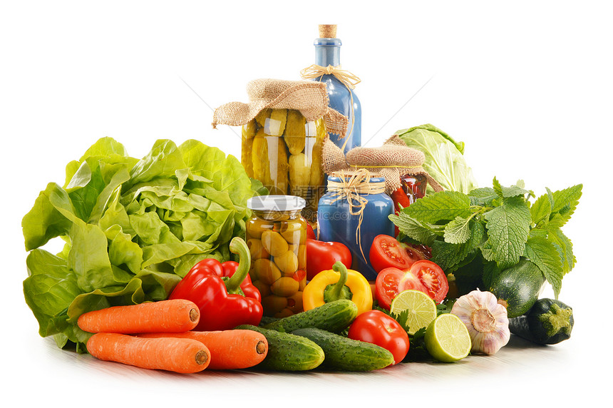 含有各种有机蔬菜的成分 在白色上隔绝烹饪香菜均衡厨房盘子饮料玻璃购物饮食花园图片