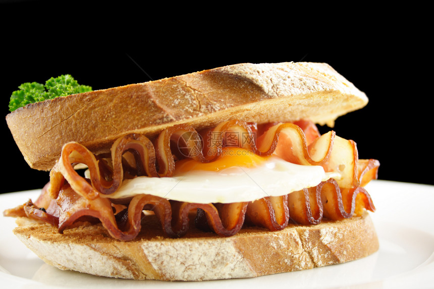 培根和鸡蛋三明治香菜草药营养育肥早餐用餐面包果皮熏肉烹饪图片