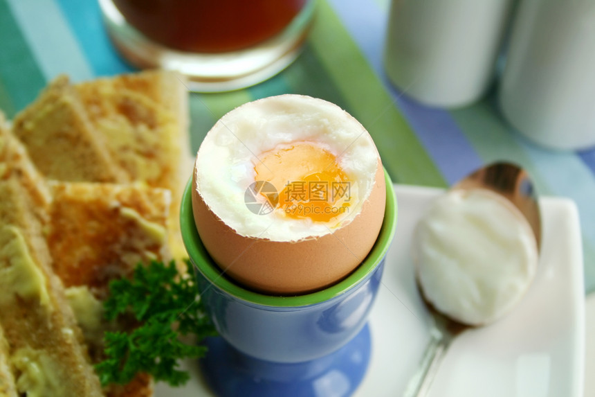 煮鸡蛋早餐蛋黄蛋壳味道午餐美食草药营养用餐饮食勺子图片