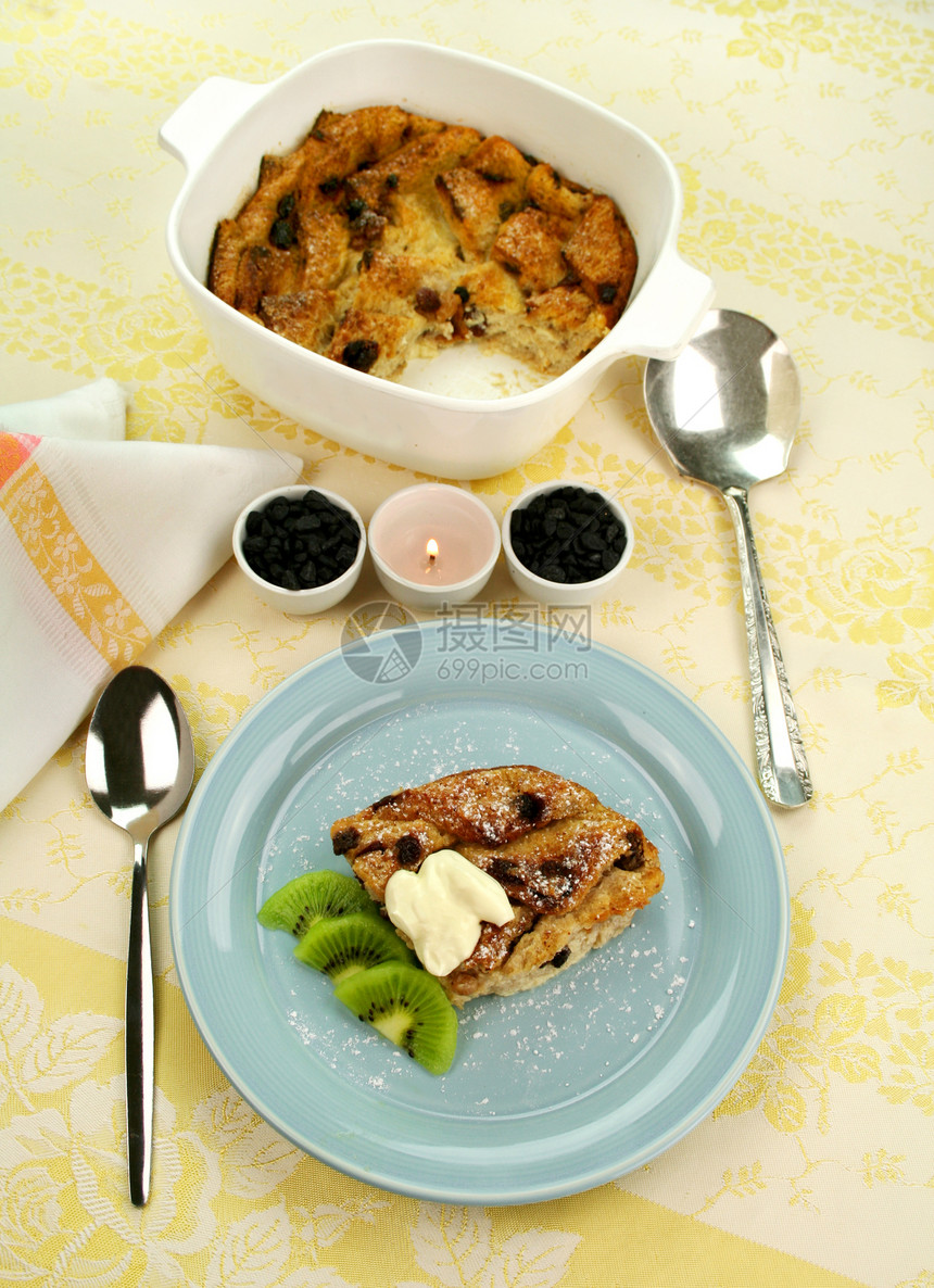 面包和黄油布料桌面用餐甜点育肥营养味道蜡烛葡萄干奶油食物图片