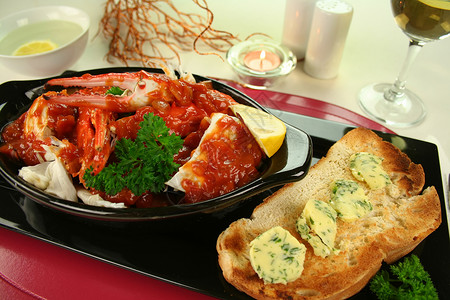 番茄酱中的碎蟹黄油螃蟹裂蟹用餐健康饮食烹饪营养味道午餐美味背景图片