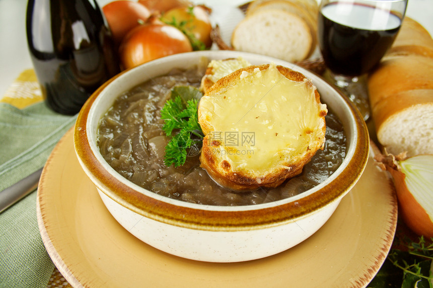 法兰西洋葱汤餐巾纸用餐美食面包棒味道午餐面包百里香蔬菜油瓶图片