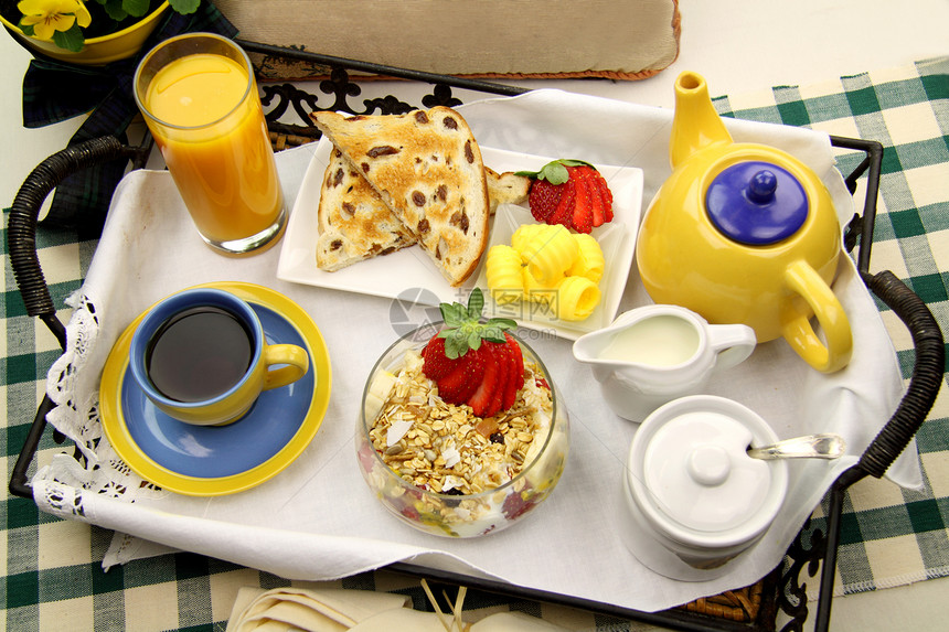 早餐托盘牛奶蛋黄飞碟味道面包茶壶美食午餐营养用餐图片