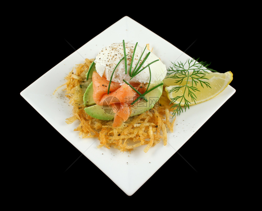 鲑鱼和偷猎鸡蛋堆韭菜用餐蔬菜小吃午餐饮食美味美食柠檬草药图片