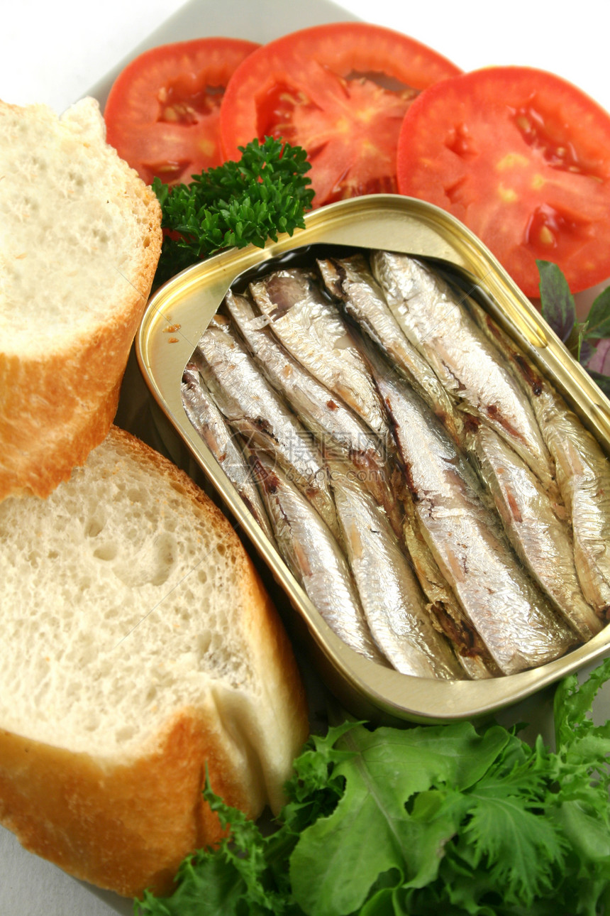 沙丁鱼和沙律香菜小吃用餐美食营养草药烹饪午餐面包美味图片