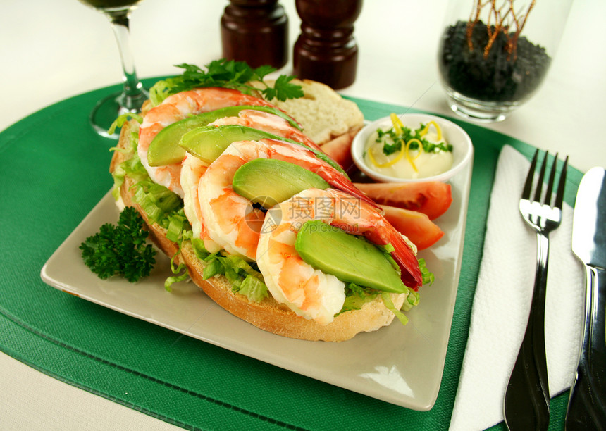 虾和阿沃卡多三明治健康饮食味道午餐面包香菜营养设置柠檬草药桌面图片