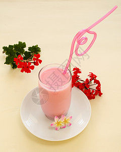 草莓牛奶飞碟花朵稻草烹饪液体味道育肥营养美食粉色高清图片
