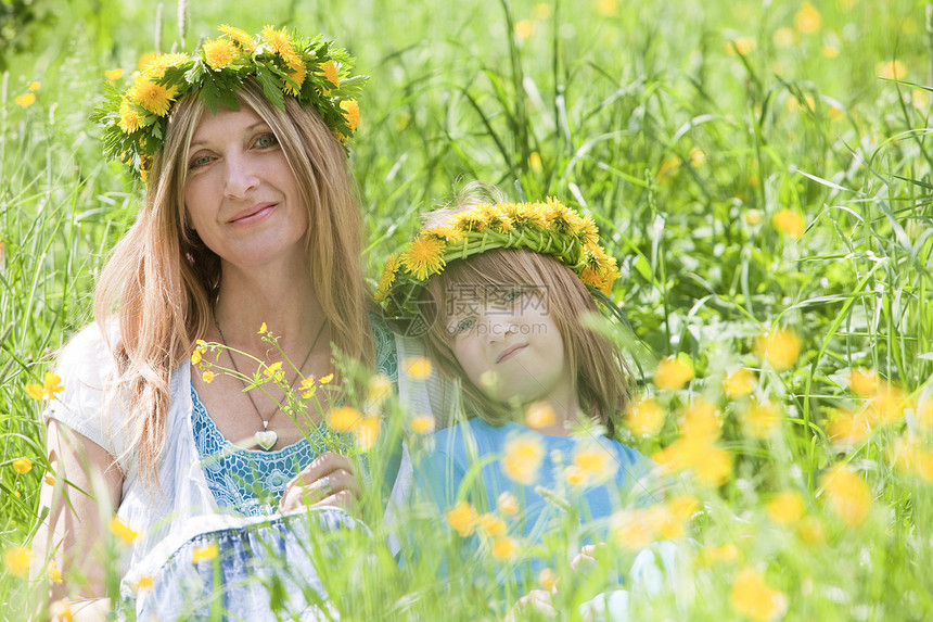 母亲和儿子带花圈家庭女士黄色孩子乡村草地男生图片