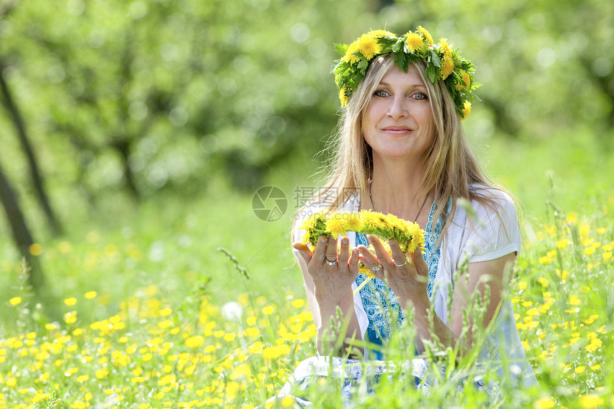 有花圈的女子植物花朵女士女孩黄色场地草地图片