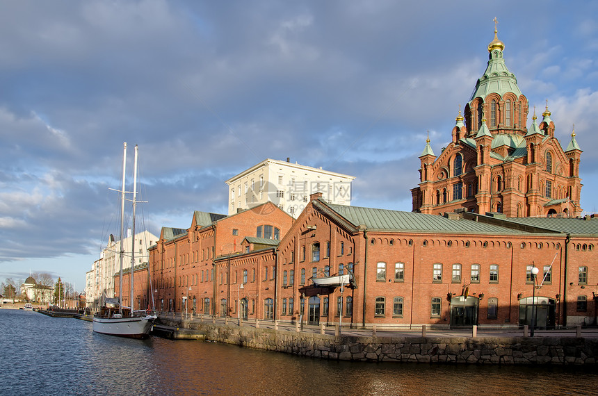 赫尔辛基日落历史蓝色建筑血管帆船天空教会游艇港口地标图片