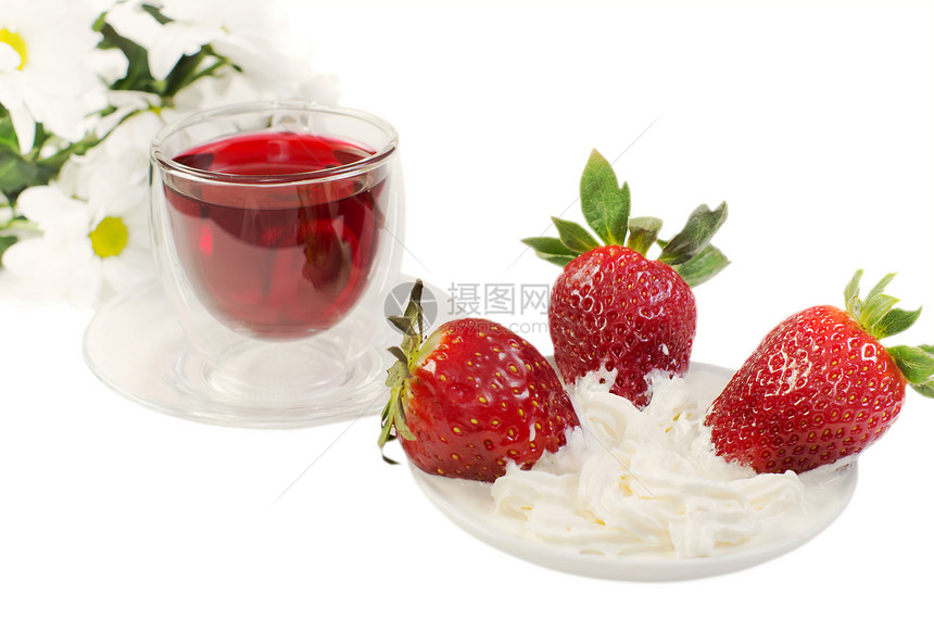 草莓加奶油和红茶佳肴杯子美味玻璃水果花朵女性熟食白色餐厅图片