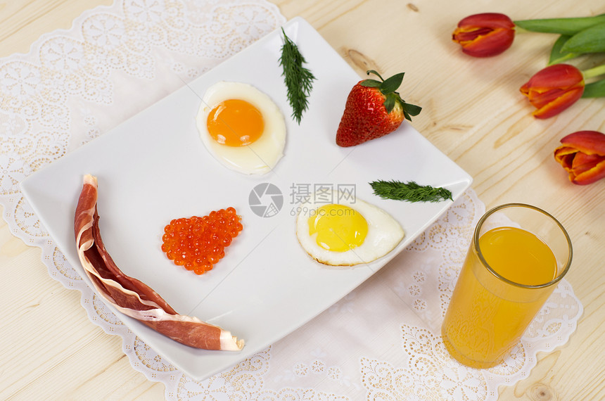 炒鸡蛋 培根 草莓和早餐微笑图片