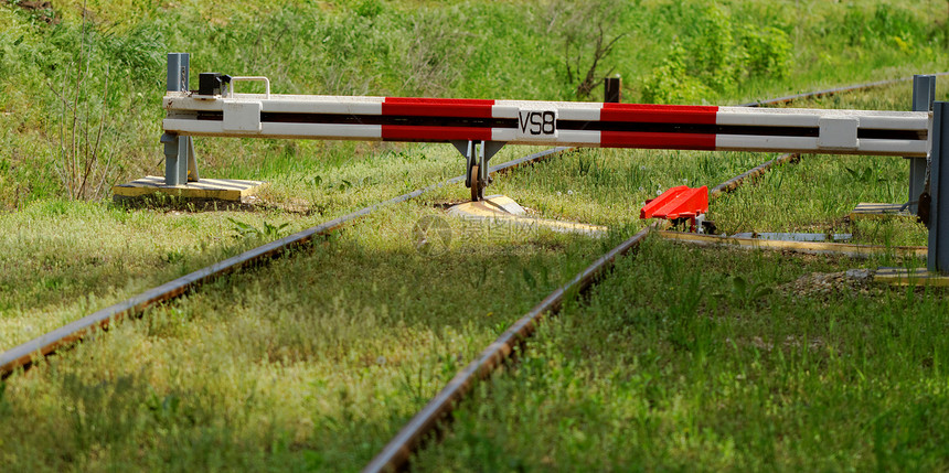 铁路铁轨障碍物火车红色车站过境金属栅栏运输安全危险白色图片