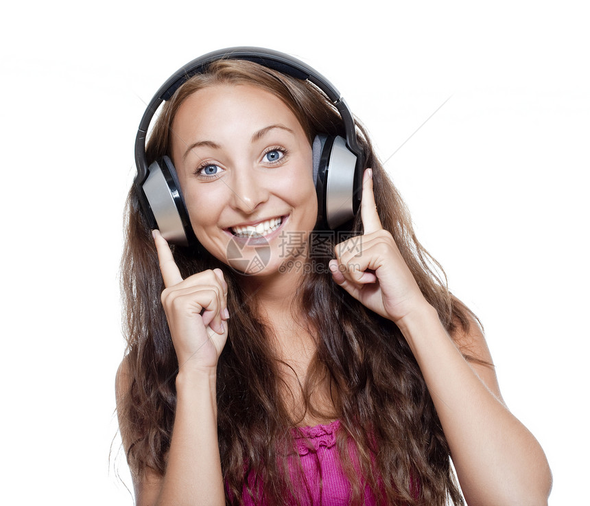 年轻女孩听音乐享受女士工作室微笑女性乐趣快乐黑发耳机娱乐图片
