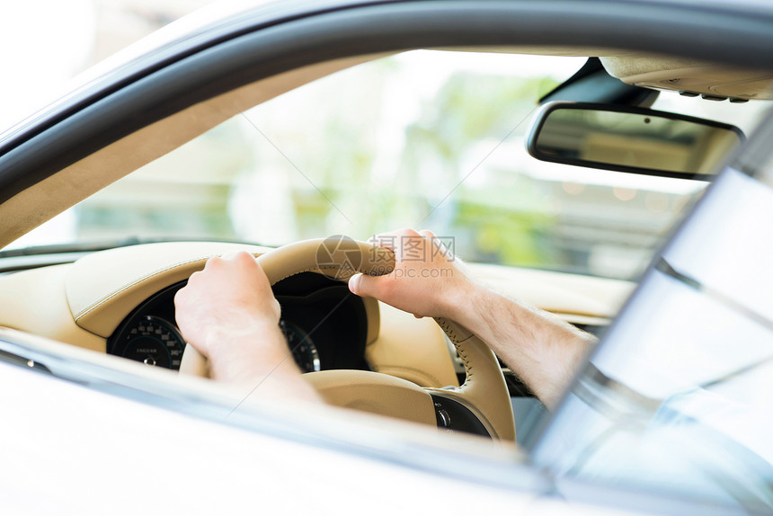 男性手持车轮手臂旅行运输驾驶速度专注男生活动男人车辆图片