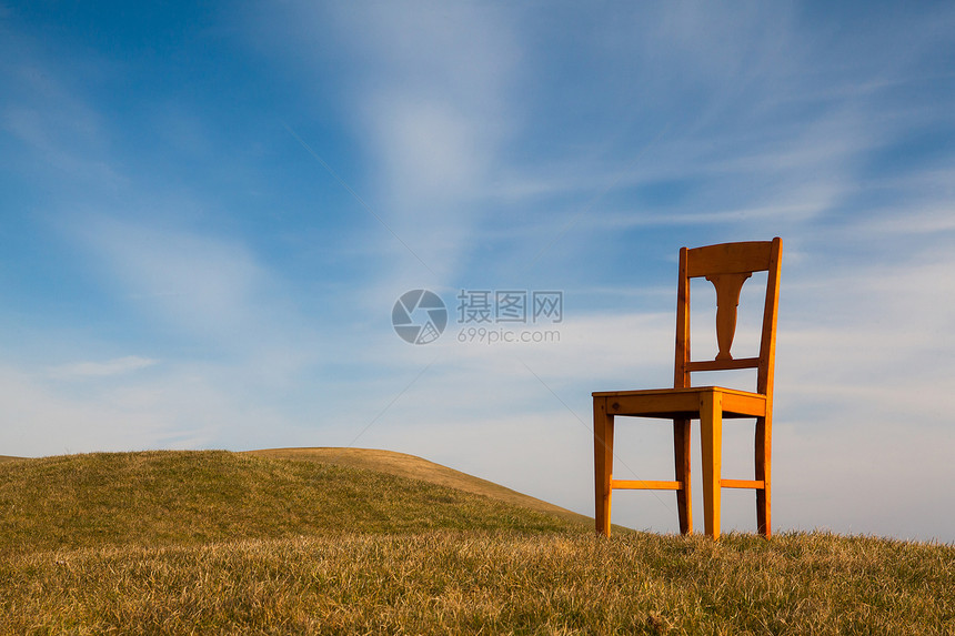 高尔夫球场的旧椅子高尔夫球丘陵风景掩体树木运动植物田野场地日出图片