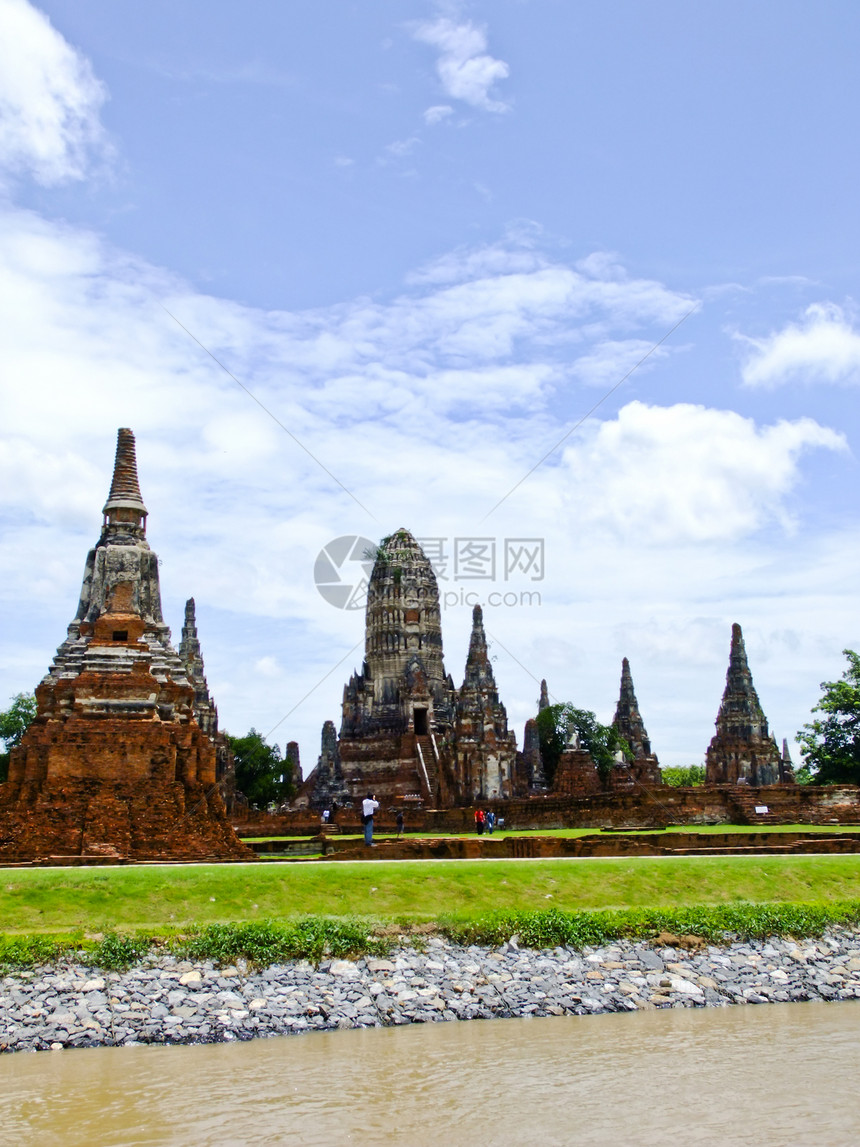 泰国Ayutthaya的佛教修道院宝塔纪念碑建筑学旅行银行寺庙天空信仰石头宗教图片