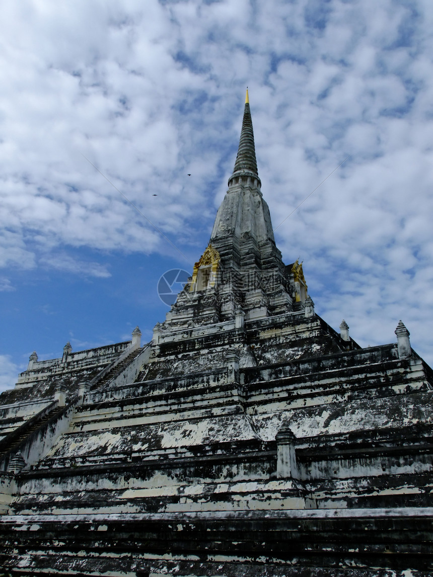 泰国古老首都Ayutthaya的塔台车底宝塔晴天文化建筑学历史寺庙多云宗教天空图片