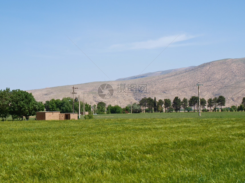 伊朗什拉子草原田地的阿奥比建筑图片