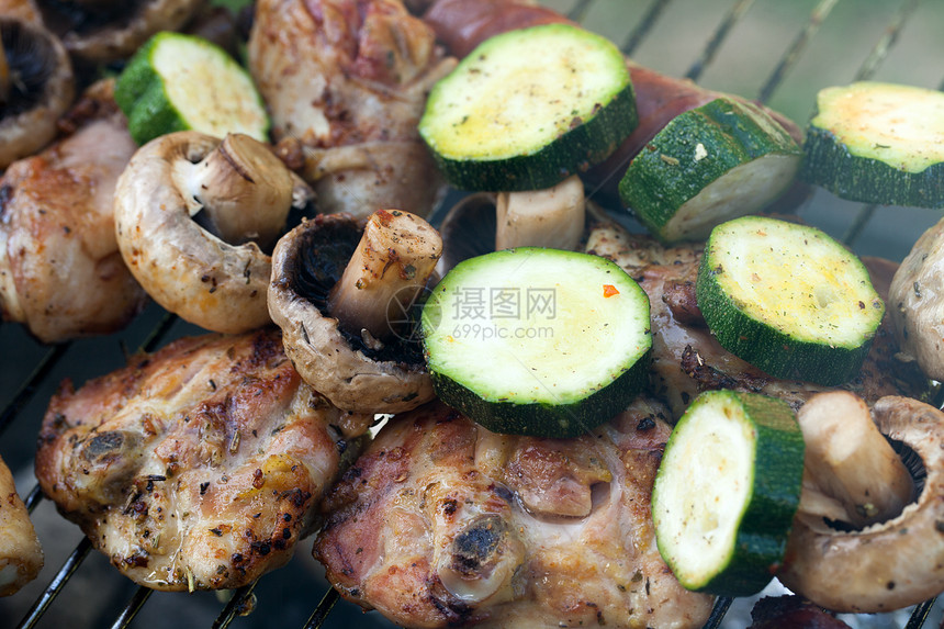 在烤架上用美味的烤肉烧烤羊肉腰肉猪肉烹饪野餐用餐木炭牛肉美食火焰图片