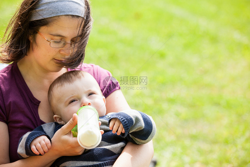 母亲喂养婴儿瓶子男生儿子家庭孩子男性女士女性牛奶图片