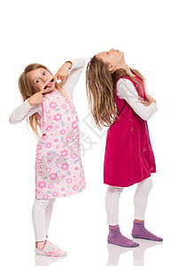 搞笑的小孩做面相孩子女孩女性工作室姐姐头发女儿乐趣面孔白色背景图片